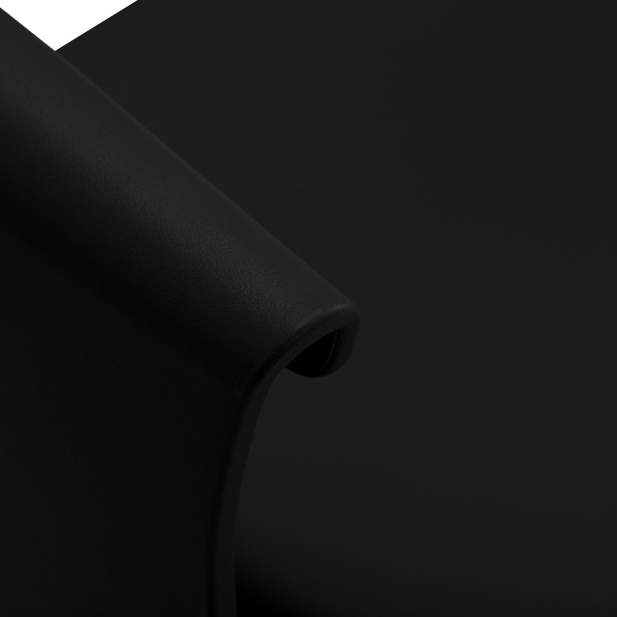 Black Halo noir hairdressing chair by HAIR SYSTEM with ergonomic design and cushioned seat for salon styling.
