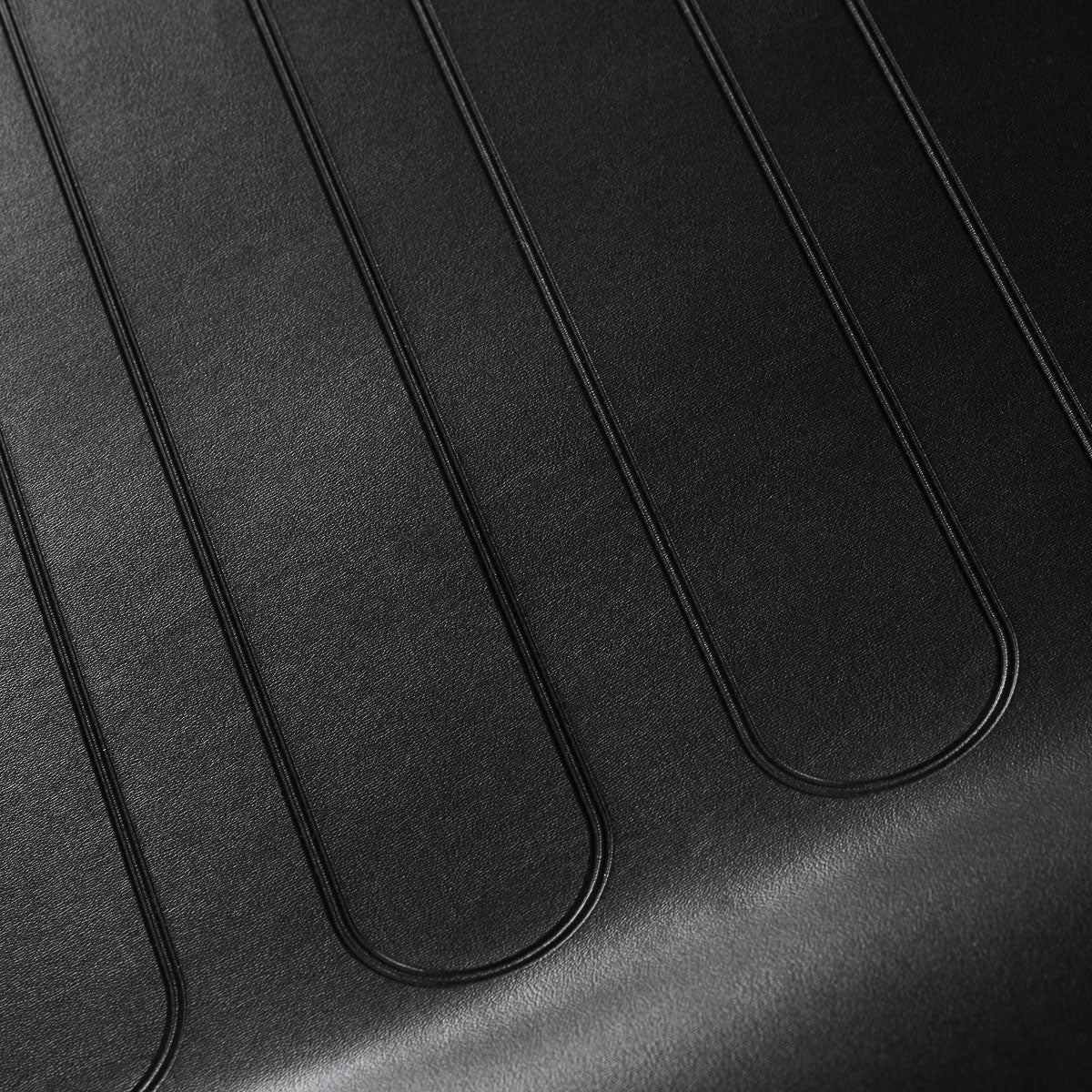 Hydraulic base and black client chair design by Sillon