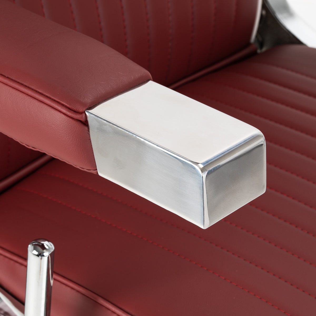 Gabbiano Visionerio+ hydraulischer Barberstuhl – Rot, Chromgestell; chromfarbenes Armlehnenende im Detail