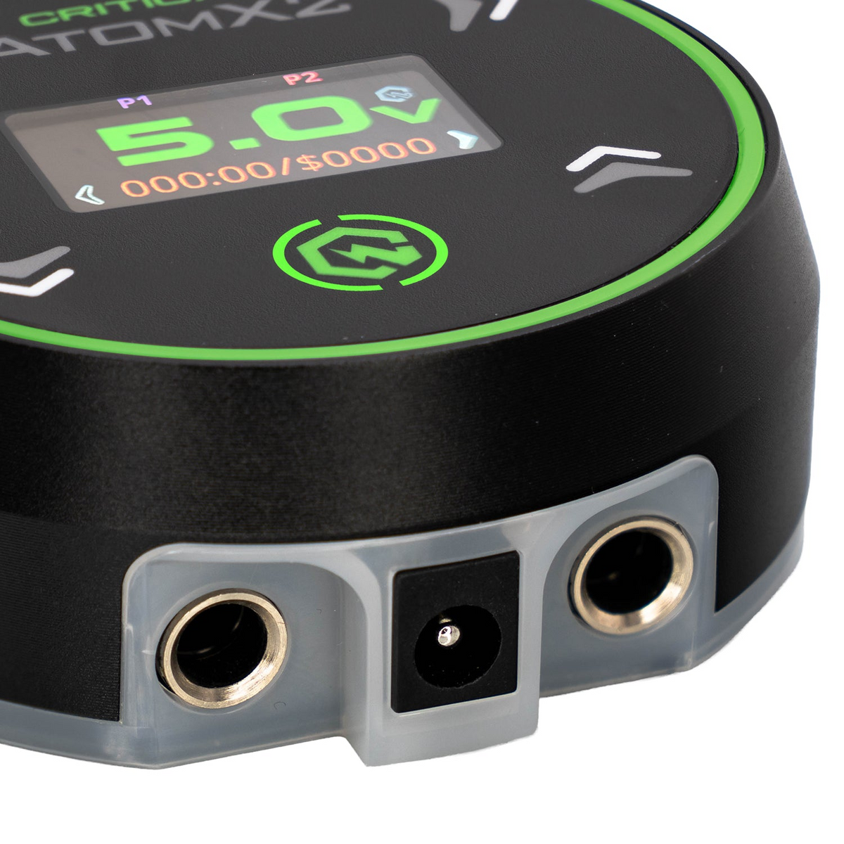 Critical Tattoo Atom X2 Netzteil Schwarz — Nahaufnahme von Display, Bedienelementen und Anschlüssen